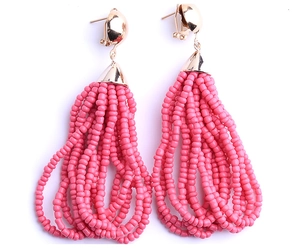 Detalle de pendientes de borla con cuentas MIYUKI rosa y botón de oro rosa estilo bohemio