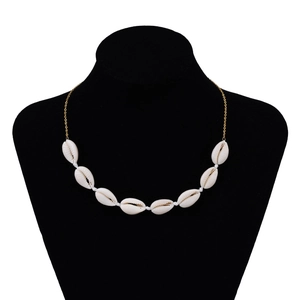 Elegante collana di conchiglie placcata in oro con nove conchiglie di ciprea bianche