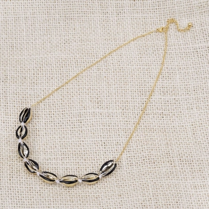 Elegante collana placcata in oro con ciondoli a conchiglia neri per un look sobrio
