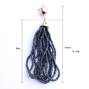 Pendientes de borla de cuentas MIYUKI hechos a mano con tachuelas doradas y flecos grises