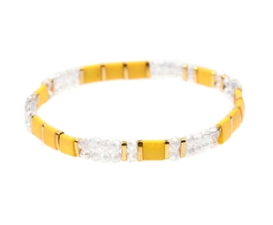 Detalle de pulsera de cuentas Miyuki Tila con módulos mate amarillos y separadores dorados