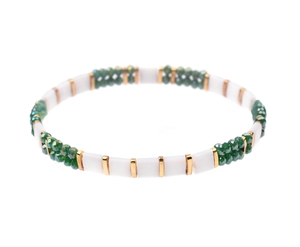 Detalle de la pulsera artesanal de cuentas Miyuki Tila con cuentas blancas y verdes