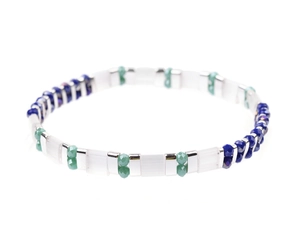 Detalle de pulsera de cuentas Miyuki Tila con cuentas verdes facetadas y separadores