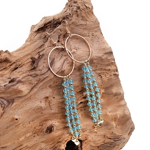 Pendientes largos con borlas de cuentas azul claro, aros dorados y corazones