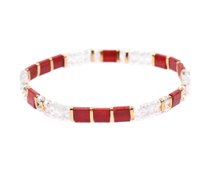 Vista macro de pulsera de cuentas Miyuki Tila con piezas rojas y separadores dorados