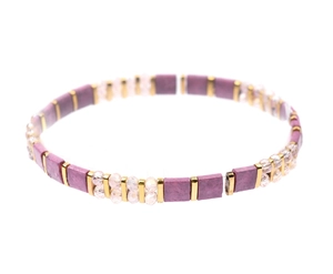 Detalle de la pulsera elástica de cuentas Miyuki Tila hecha a mano en tonos lila y oro