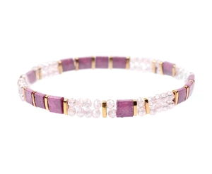 Primer plano de pulsera artesanal Miyuki Tila con piedras púrpuras y espaciadores oro