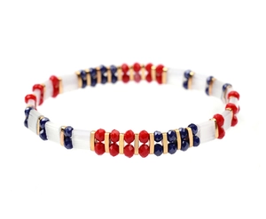 Detalle de la pulsera de cuentas Miyuki TILA con cuentas rojas azules y doradas