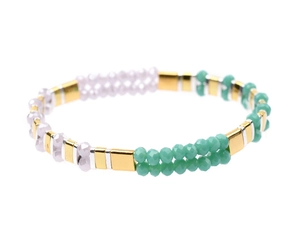 Detalle de la pulsera de doble capa con cuentas verde menta y espaciadores metálicos