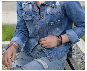 Boho-Armband-Set mit Natursteinen und Kristallperlen getragen von einem Modell im Freien
