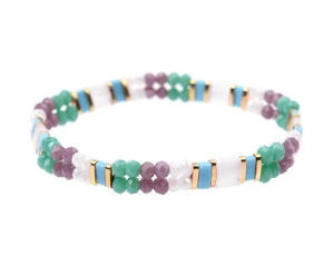Detalle de una pulsera de cuentas Miyuki Tila hecha a mano con cuentas verdes y moradas