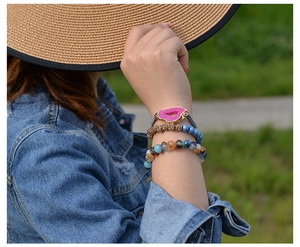 Boho Armband-Set mit Drusen-Naturstein und bunten Perlen am Handgelenk einer Frau