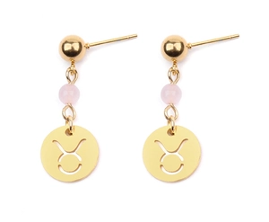 Détail de boucles d'oreilles Taureau dorées avec perles roses et pendentifs ronds