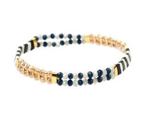 Vista detallada de la pulsera de doble capa con cuentas Miyuki Tila en azul, blanco y dorado