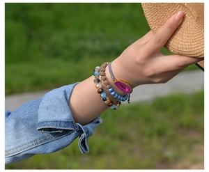 Nahaufnahme von Bohemian Armbändern mit bunten Perlen und Druzy-Naturstein-Anhänger