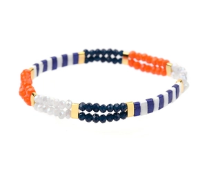 Detalle de pulsera de cuentas Miyuki Tila con cuentas cuadradas naranjas, azules y doradas