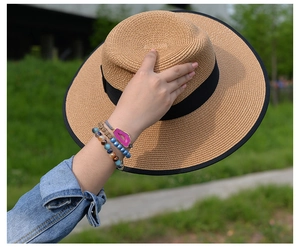 Outdoor-Aufnahme eines 3-lagigen Boho-Armbands mit rosa Drusenachat am Handgelenk