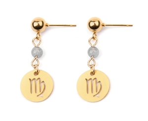 Détail de boucles d'oreilles signe Vierge dorées avec perle grise sur fond blanc