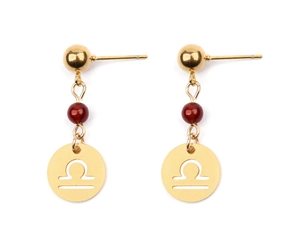 Détail des boucles d'oreilles Balance avec perles rouges et pendentifs gravés dorés
