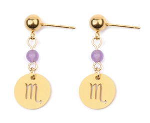 Détail des boucles d'oreilles zodiaque Scorpion dorées avec perles violettes
