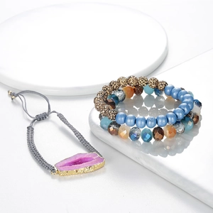 Handgefertigtes Set aus Druzy-Quarz- und Perlenarmbändern mit Achat und blauen Perlen