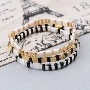 Juego de tres pulseras de cuentas Tila hechas a mano en tonos crema negro y dorado