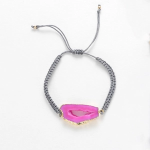 Handgewebtes verstellbares Armband mit fuchsiafarbenem Druzy-Stein und Goldrand