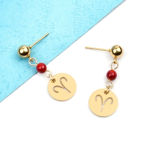 Boucles d'oreilles pendantes Bélier dorées avec perle rouge et finition en acier