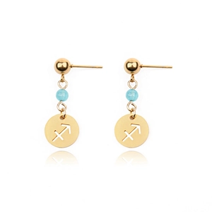 Boucles d'oreilles pendantes Sagittaire dorées avec perles bleu clair sur fond blanc