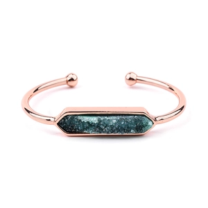Dettaglio del bracciale aperto in oro rosa con incastonatura di druzy verde esagonale
