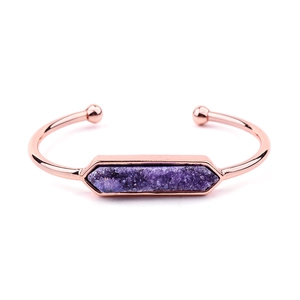 Dettaglio bracciale rigido oro rosa con pietra Druzy viola esagonale