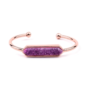Vista dettagliata del bracciale aperto in oro rosa con pietra Druzy viola geometrica