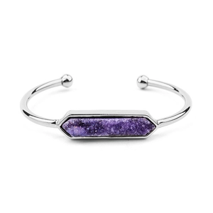 Vista macro del bracciale rigido in argento con una lunga pietra di cristallo druzy viola