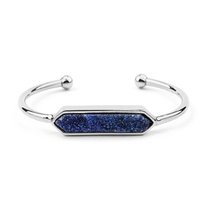 Vista dettagliata del bracciale rigido argento con inserto in pietra druzy blu scuro