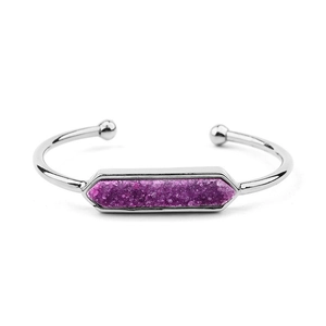 Vista dettagliata di un bracciale rigido aperto con pietra druzy viola esagonale incastonata