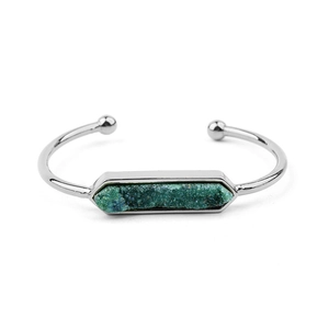 Dettaglio macro del bracciale aperto argento con incastonatura di druzy verde esagonale