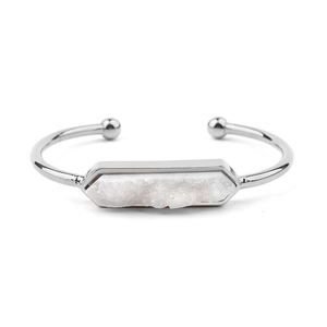 Dettaglio del bracciale aperto in argento con pietra druzy bianca esagonale