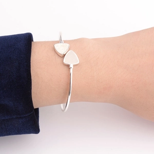 Brazalete abierto minimalista plateado con piedra de cristal triangular para mujer