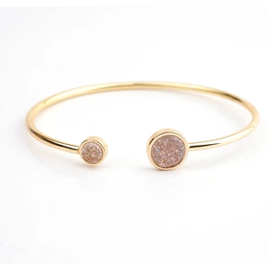 Brazalete abierto dorado de estilo bohemio con incrustaciones de ágata de cristal rosa