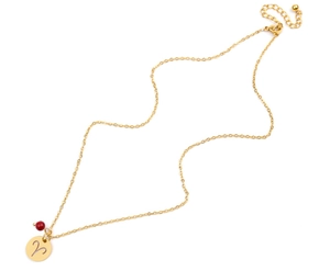 Détail du collier signe Bélier doré avec perles rouges et fermoir mousqueton