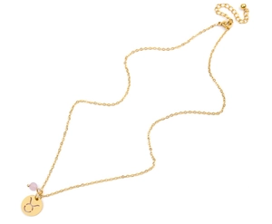 Détail du collier signe Taureau doré orné d'une perle rose et d'un pendentif ajouré