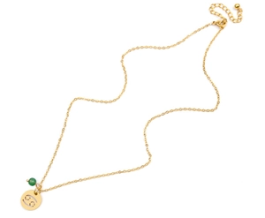 Détail du collier en acier doré avec pendentif constellation Cancer et perle verte