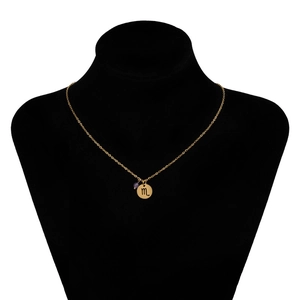 Collier Scorpion en acier doré avec perle violette sur buste de présentation noir