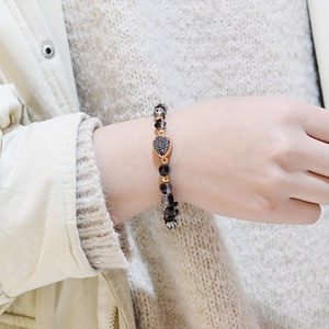 Bracelet en perles de cristal naturel avec facettes grises et breloque coeur dorée