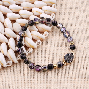 Bracelet en cristal naturel avec perles facettées gris foncé et pendentif druzy doré