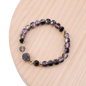 Bracelet en perles de cristal violet à facettes avec un pendentif druzy doré en goutte