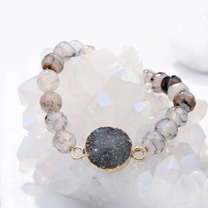 Naturgraues Drachenader-Achat-Perlenarmband mit goldumrandetem Druzy-Stein-Mittelstück