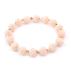 Detail van roze gefacetteerde kristallen kralen met roségouden geometrische kralenkapjes