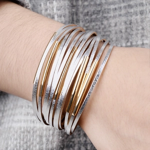 Bracciale multistrato in pelle intrecciata con chiusura magnetica e tubi metallici misti