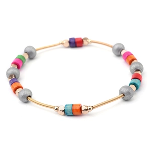 Detalle de la pulsera de resorte dorada con cuentas de madera coloridas y piedras naturales